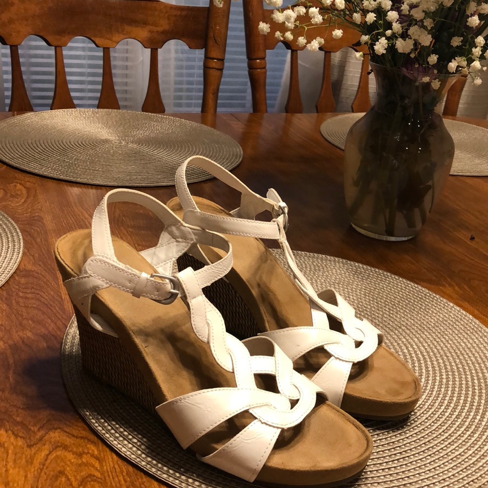 White wedges. A2 by aerosoles